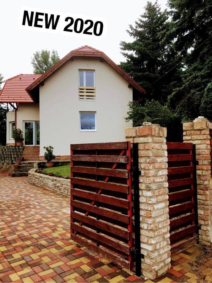 Balatonalmádi 'New' Sunkissed Villa On The Old Hill מראה חיצוני תמונה